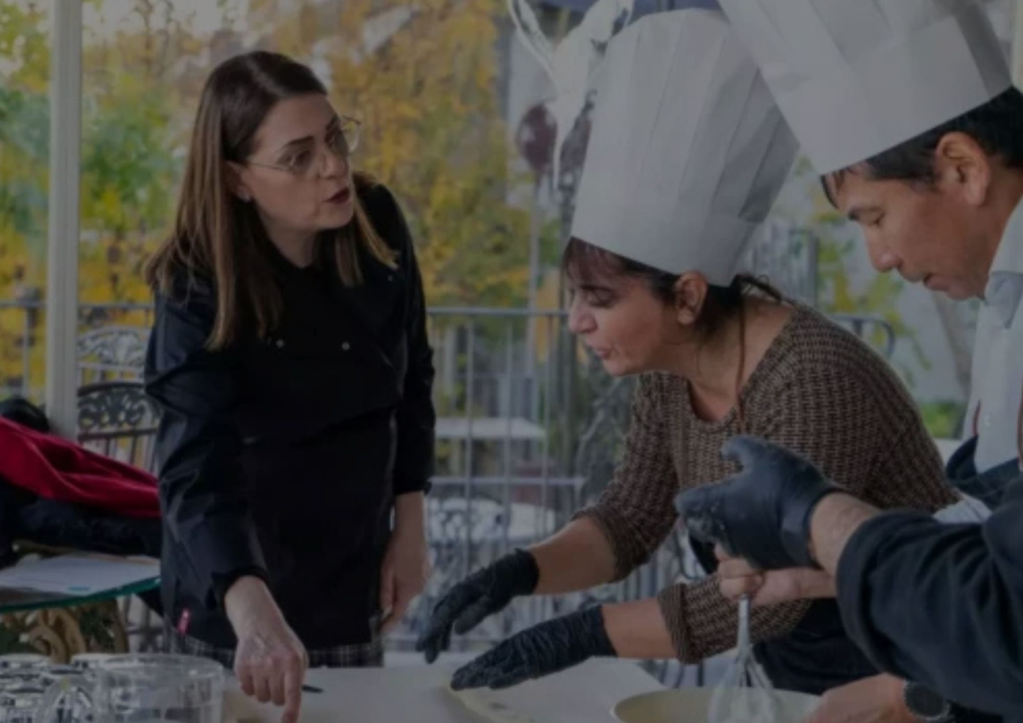 cuoca che insegna a cucinare durante l'evento organizzato da x-space