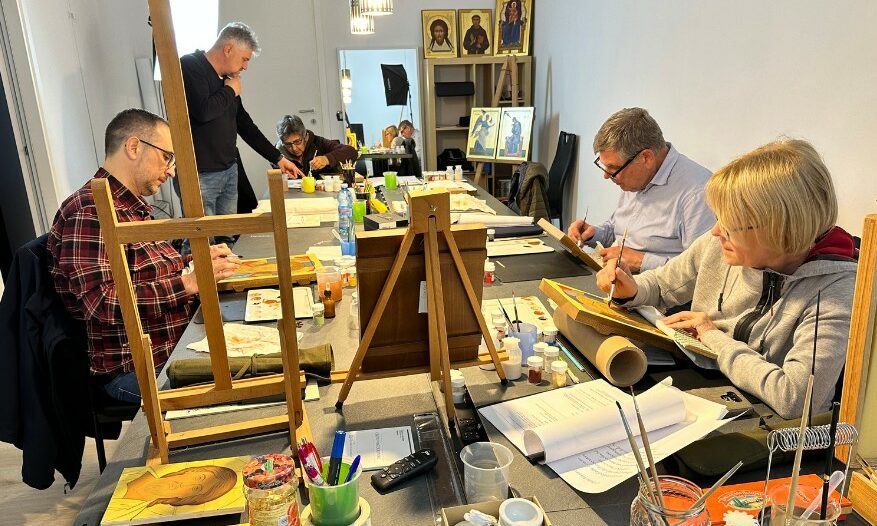 TEAM DI PERSONE CHE FANNO ICONOGRAFIA