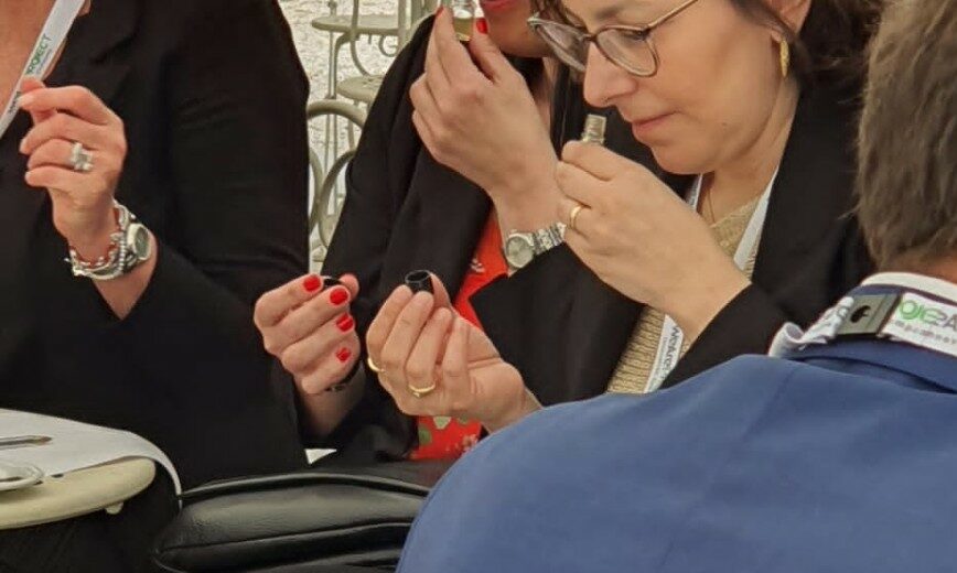 persone che annusano i profumi