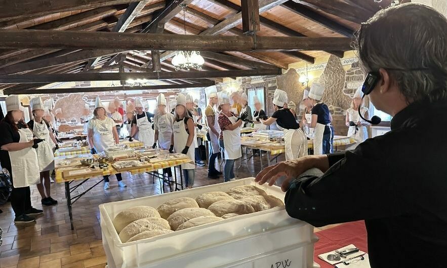 team building di preparazione di pizza o focaccia