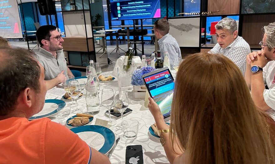 persone che giocano un quiz